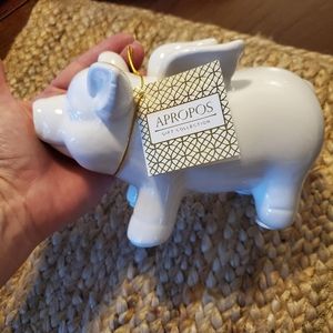 New.... Farmhouse White ceramic Flying 🐖Firm $12